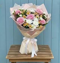 Букет цветов из:  Гвоздики, Орхидеи и Розы в Балтийском