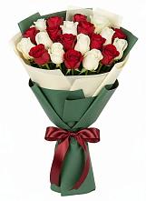 Букет Микс из красных и белых роз в Балтийском
