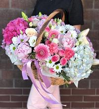 Цветочная композиция из Розы, Хризантемы, Пионы и Лизиантусы в корзине #REPLACE_PRED# Балтийском