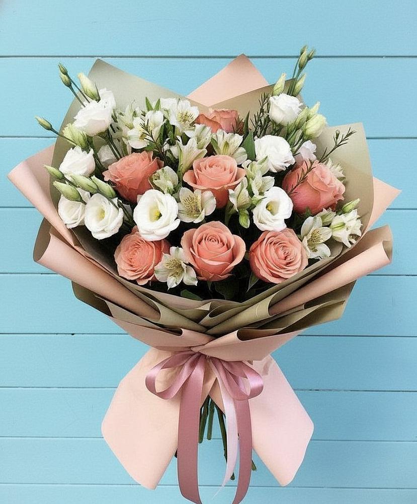 Букет цветов из: Розы, Альстромерии и Лизиантусы в Балтийском
