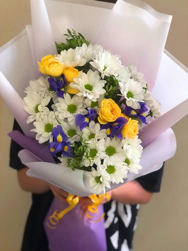 Букет цветов из: Ирисы, Хризантемы и Розы в Балтийском